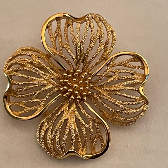 CROWN TRIFARI GOLD TONE TEXTURED FLOWER SIGNED BROOCH/PIN VINTAGE 1950’S - Picture 1 of 6